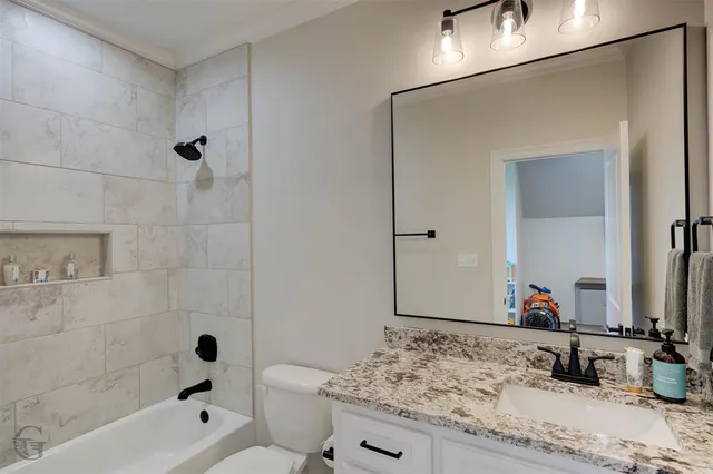 a view of a house with backyard and garden