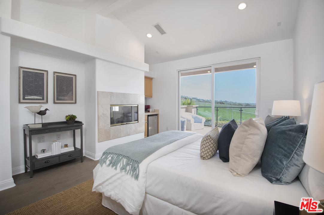 6450 Lunita Road, Unit 122 Malibu, CA 90265 - Photo 11 of 32 a bedroom with a bed and a window
