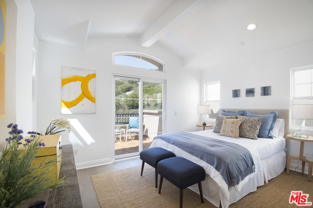 6450 Lunita Road, Unit 122 Malibu, CA 90265 - Photo 19 of 32 a bedroom with a bed and a window