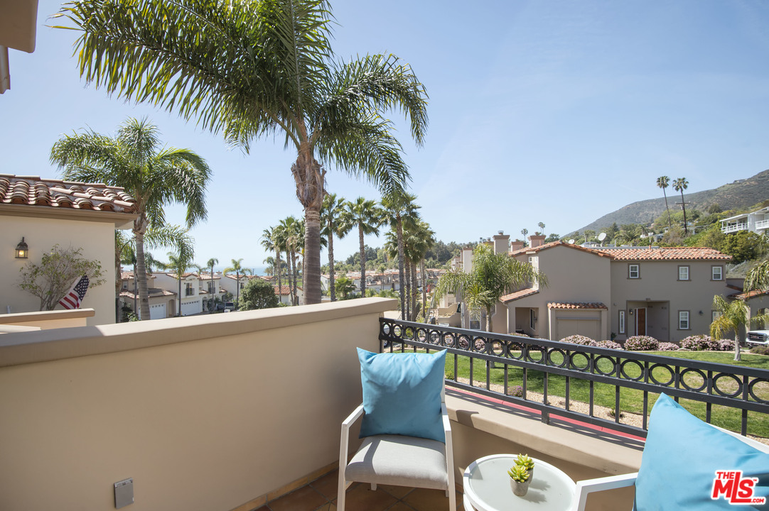 6450 Lunita Road, Unit 122 Malibu, CA 90265 - Photo 20 of 32 a balcony with table and chairs
