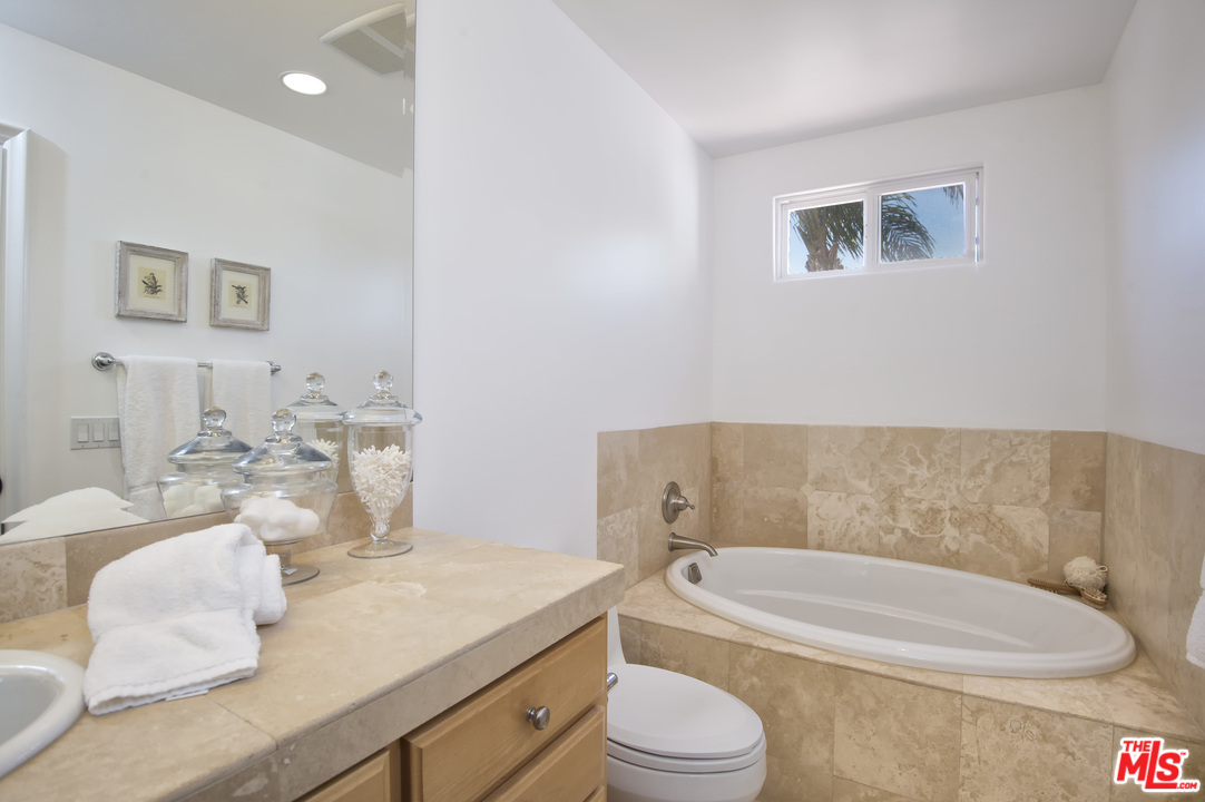 6450 Lunita Road, Unit 122 Malibu, CA 90265 - Photo 21 of 32 a bathroom with a sink a toilet and a bathtub