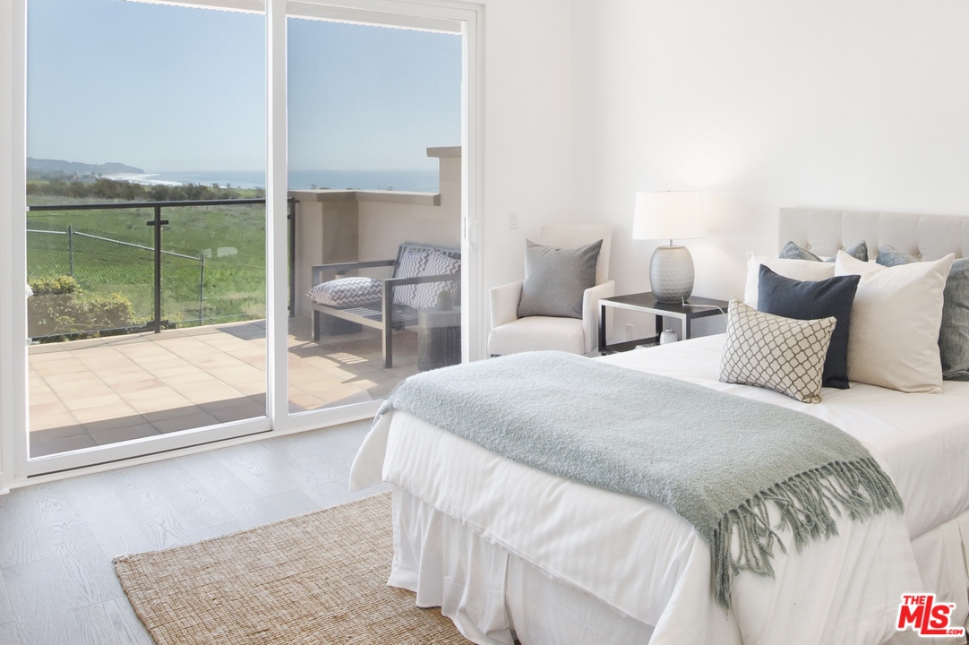 6450 Lunita Road, Unit 122 Malibu, CA 90265 - Photo 30 of 32 a bedroom with a bed and a large window