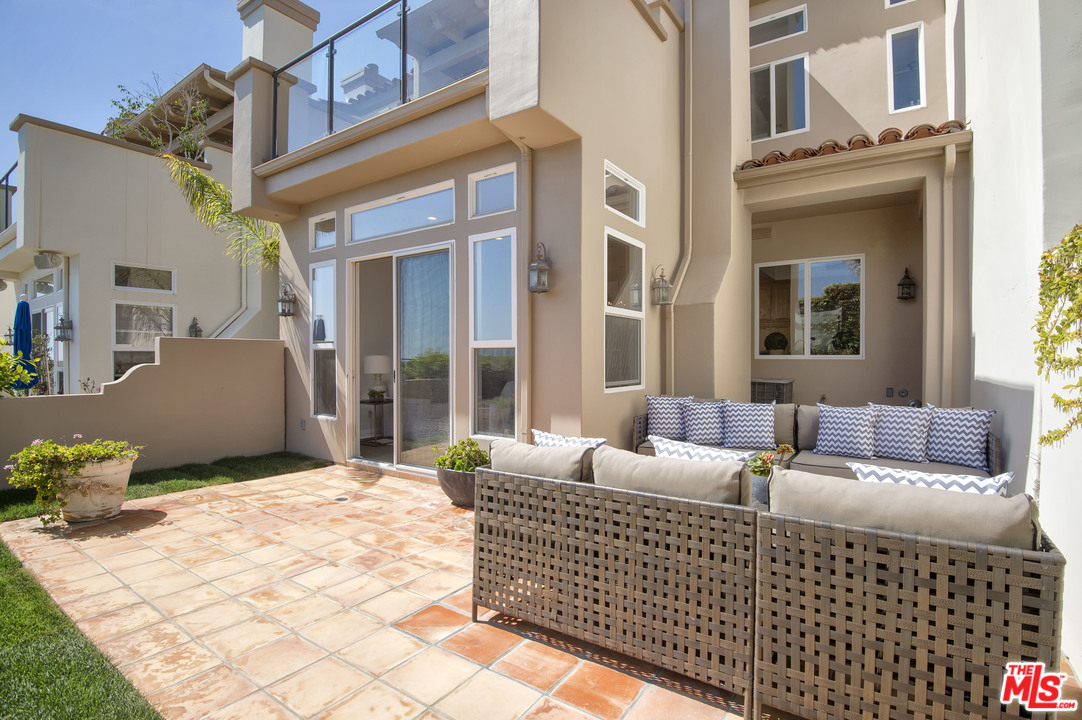 6450 Lunita Road, Unit 122 Malibu, CA 90265 - Photo 10 of 32 a view of living room filled with furniture