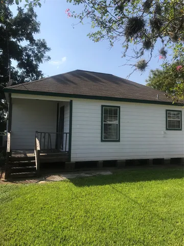 a view of a house with a backyard