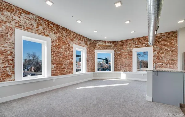 $1,775 | 300 South Logan Street, Unit 211, Denver, CO 80209