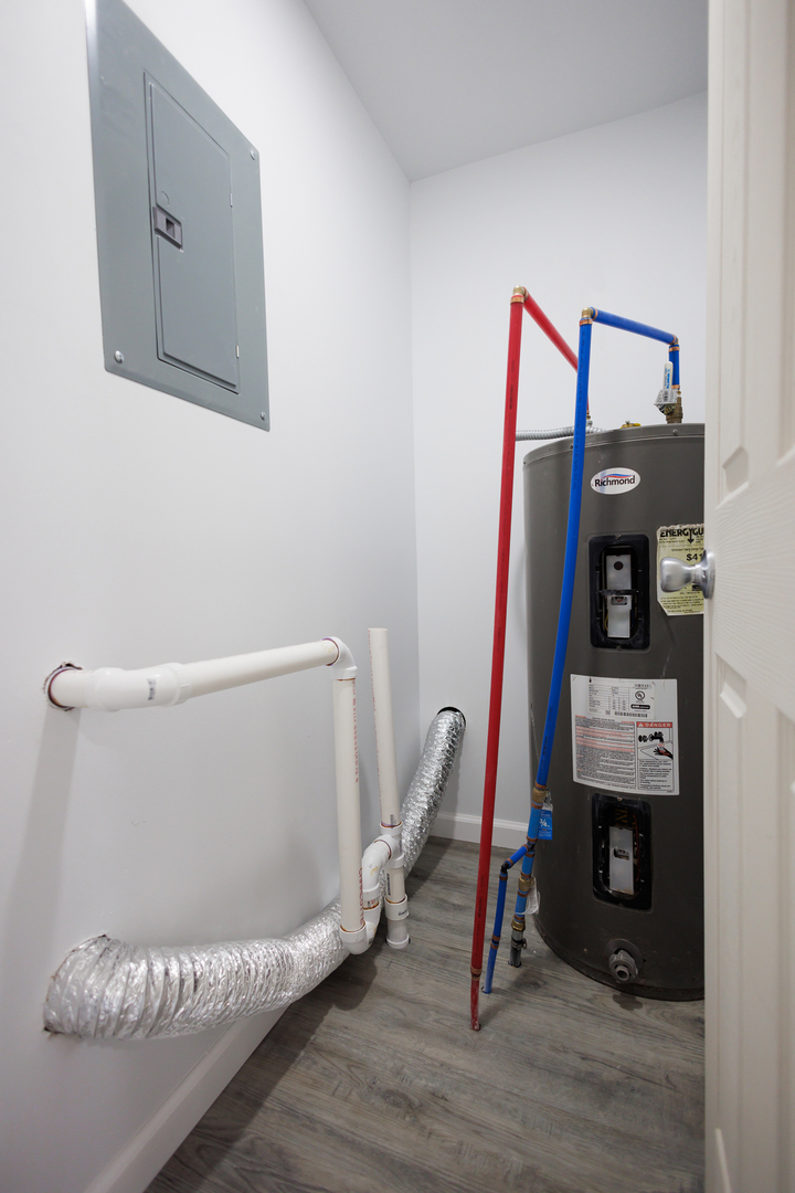 1581 South 16000E Road Pembroke Township, IL 60958 - Photo 17 of 24 a view of an entryway with workspace