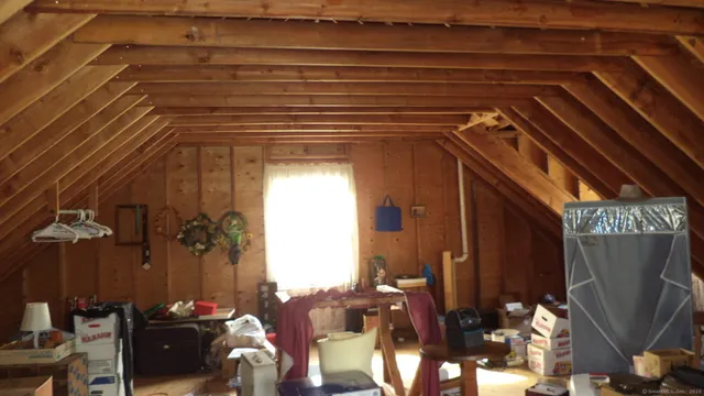 a view of entryway with livingroom