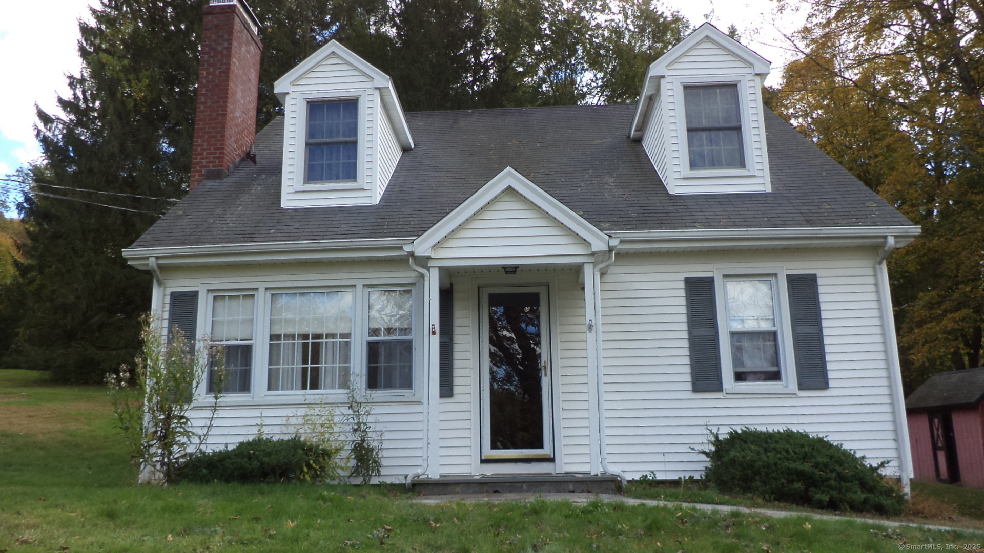 280 Newtown Turnpike Redding, CT 06896 - Photo 7 of 27 a front view of a house with a yard
