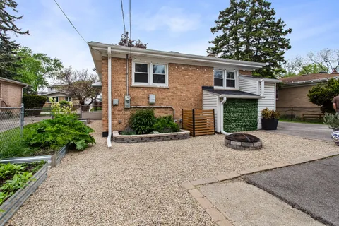 $525,000 | 6709 West Forest View Lane, Niles, IL 60714
