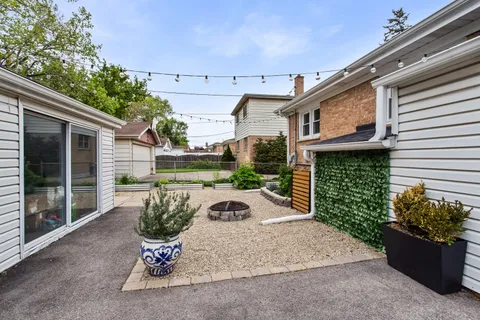 $525,000 | 6709 West Forest View Lane, Niles, IL 60714