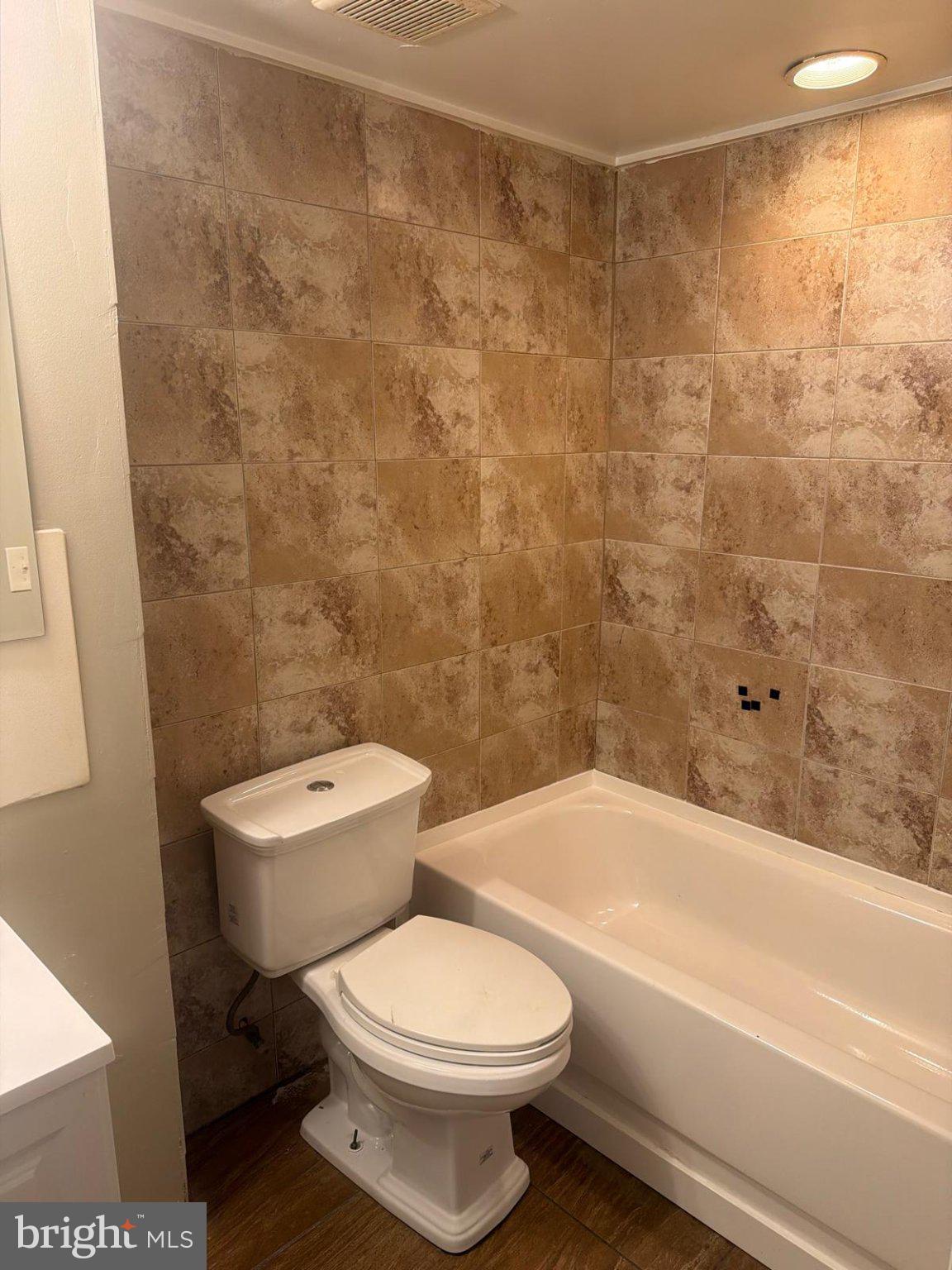 5510 Lothian Road Baltimore, MD 21212 - Photo 3 of 9 Modern bathroom with elegant tiles.