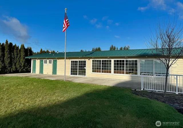 a view of a house with backyard