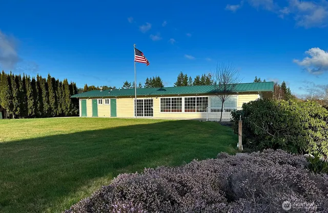 a view of a house with a backyard