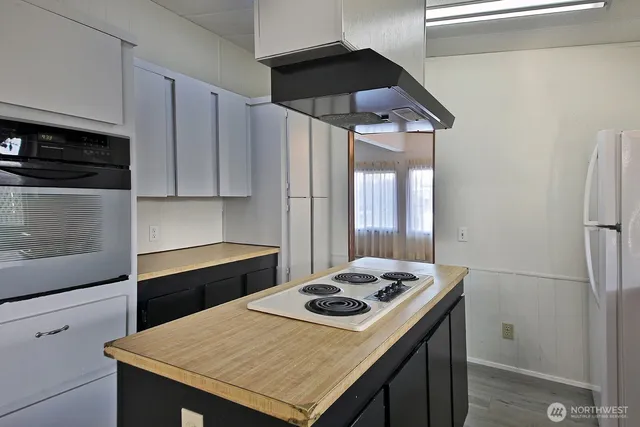 a kitchen that has a stove and a refrigerator