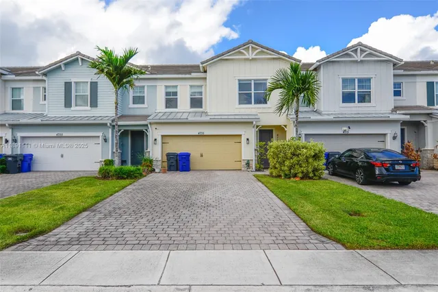 $4,300 | 4735 Eucalyptus Drive, Hollywood, FL 33021