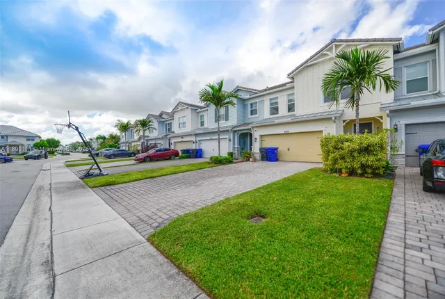 $4,300 | 4735 Eucalyptus Drive, Hollywood, FL 33021
