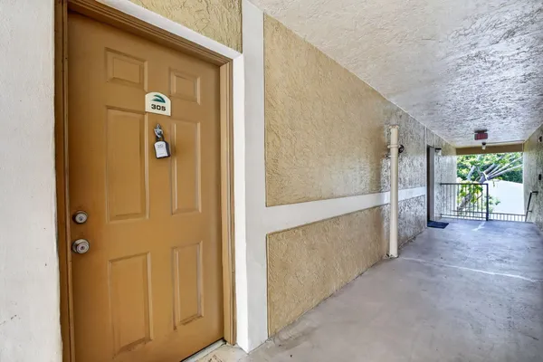 $1,700 | 300 Palm Circle West, Unit 305, Pembroke Pines, FL 33025