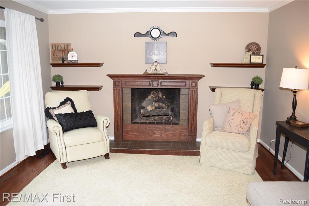 422 Barclay Road Grosse Pointe, MI 48236 - Photo 9 of 43 DSC_1067.JPG - Lovely Living Room with Gas Fireplace and Gorgeous Refinished Hardwood Floors