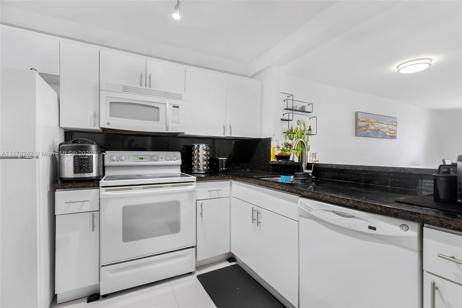 1331 Lincoln Road, Unit 802 Miami Beach, FL 33139 - Photo 11 of 26 Gallery Image 11