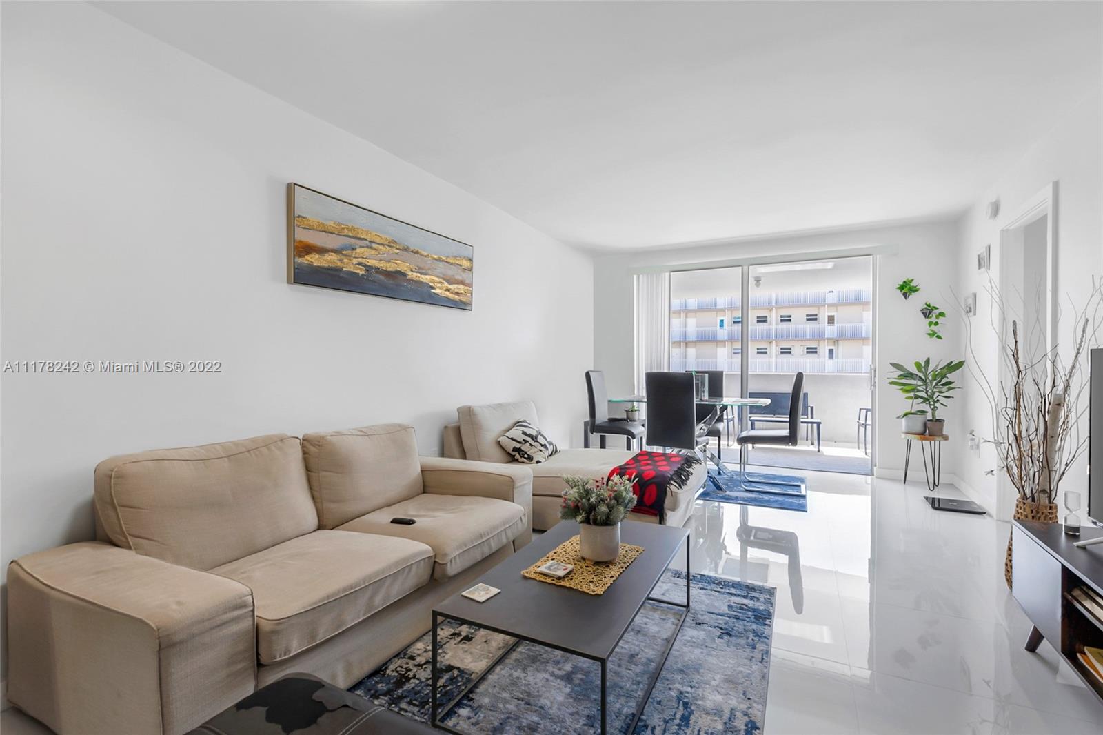 1331 Lincoln Road, Unit 802 Miami Beach, FL 33139 - Photo 3 of 26 Gallery Image 3