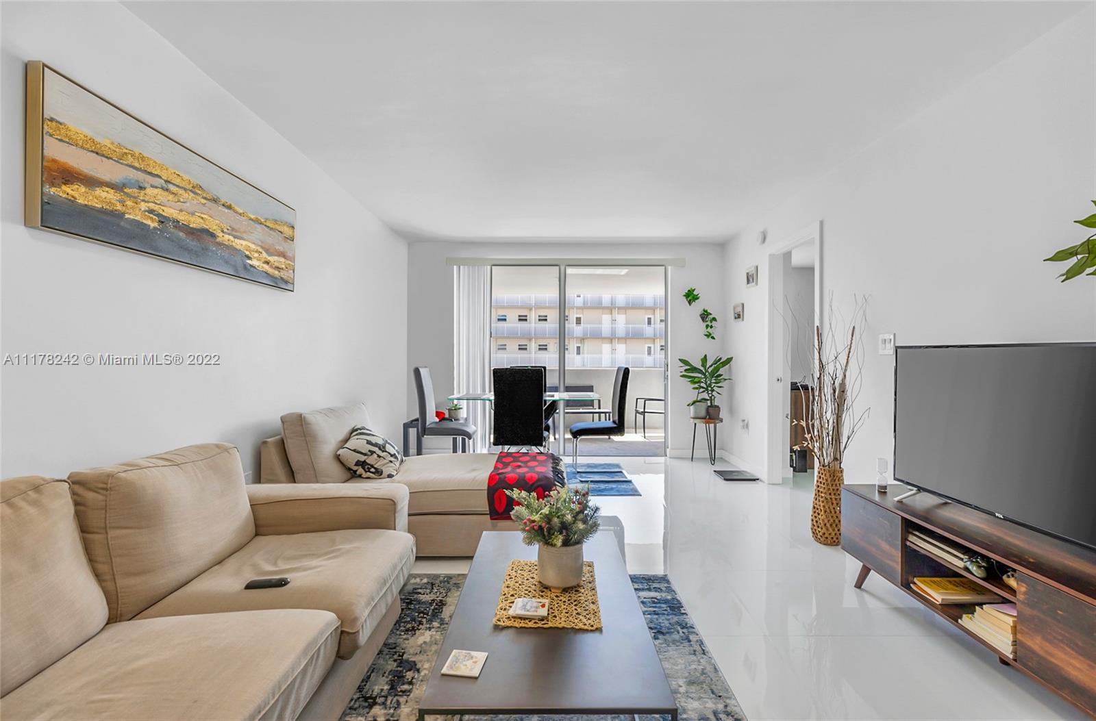 1331 Lincoln Road, Unit 802 Miami Beach, FL 33139 - Photo 4 of 26 Gallery Image 4