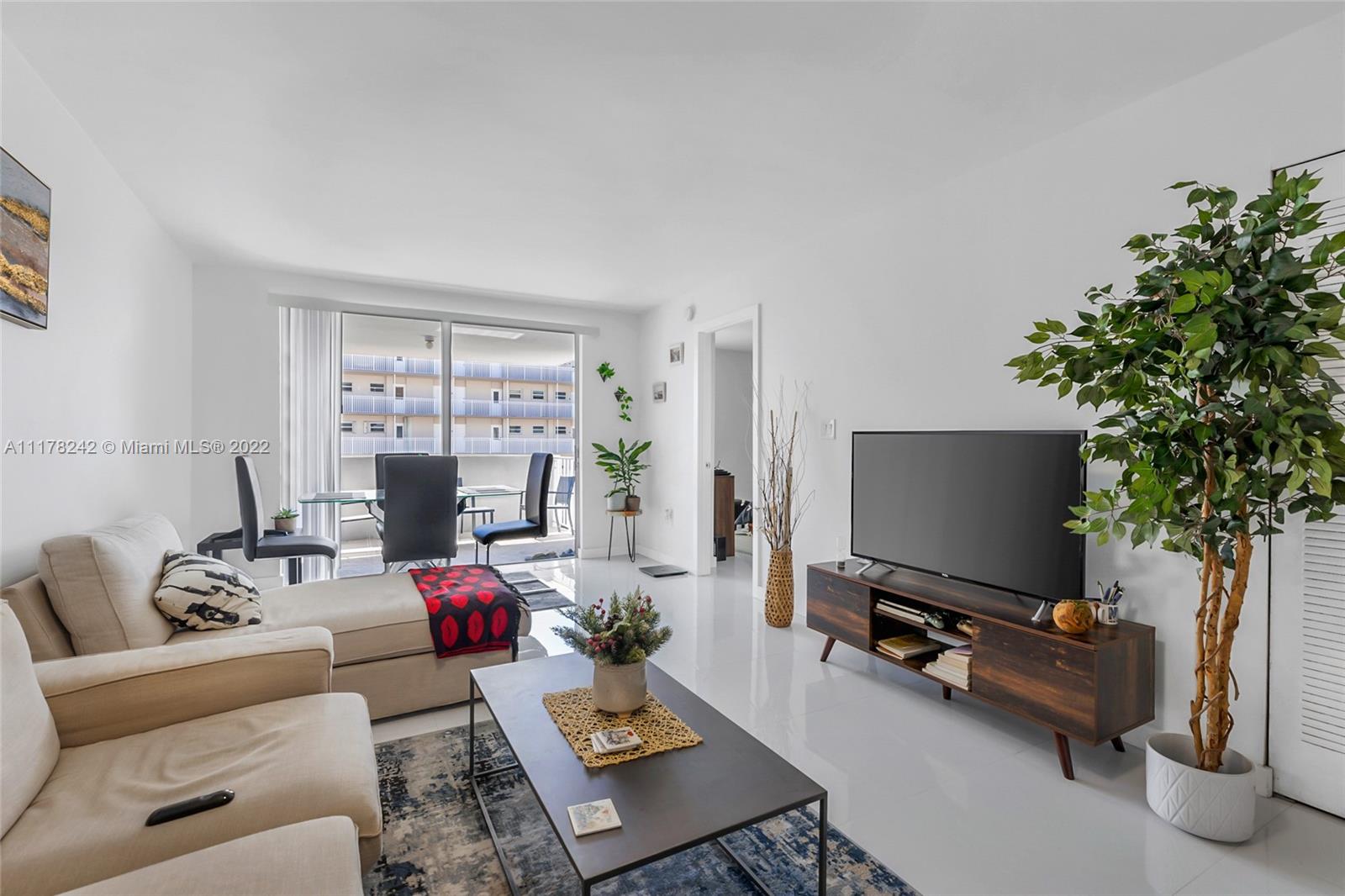 1331 Lincoln Road, Unit 802 Miami Beach, FL 33139 - Photo 5 of 26 Gallery Image 5