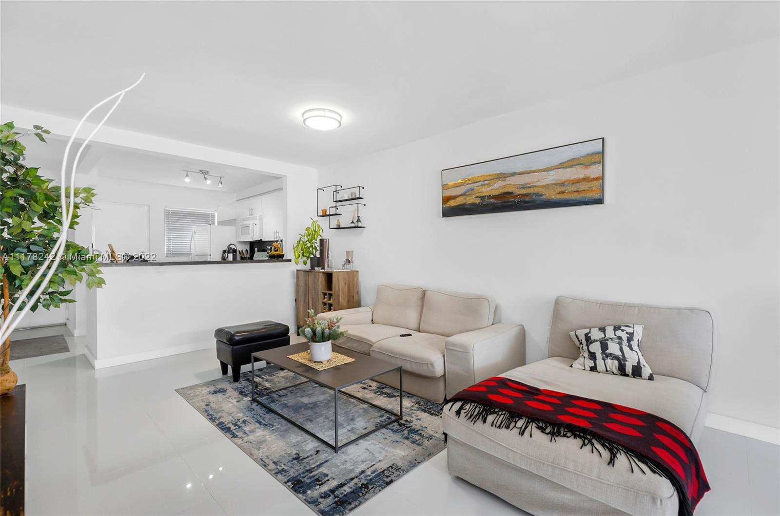 1331 Lincoln Road, Unit 802 Miami Beach, FL 33139 - Photo 7 of 26 Gallery Image 7