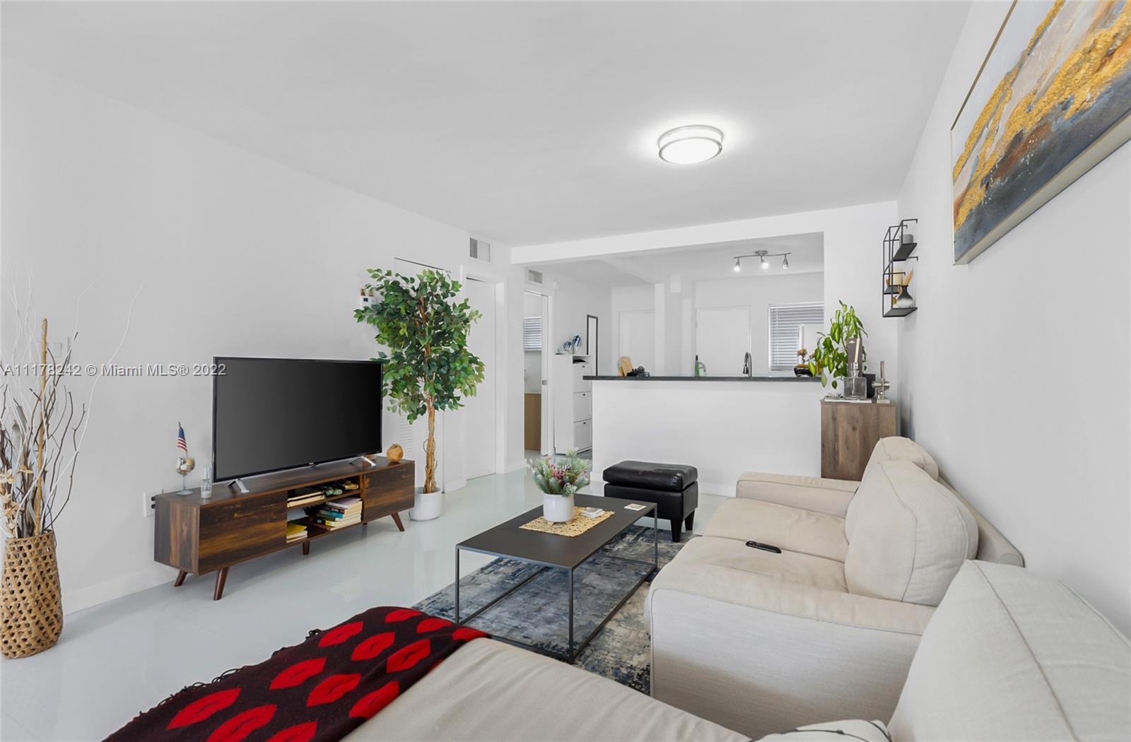 1331 Lincoln Road, Unit 802 Miami Beach, FL 33139 - Photo 8 of 26 Gallery Image 8