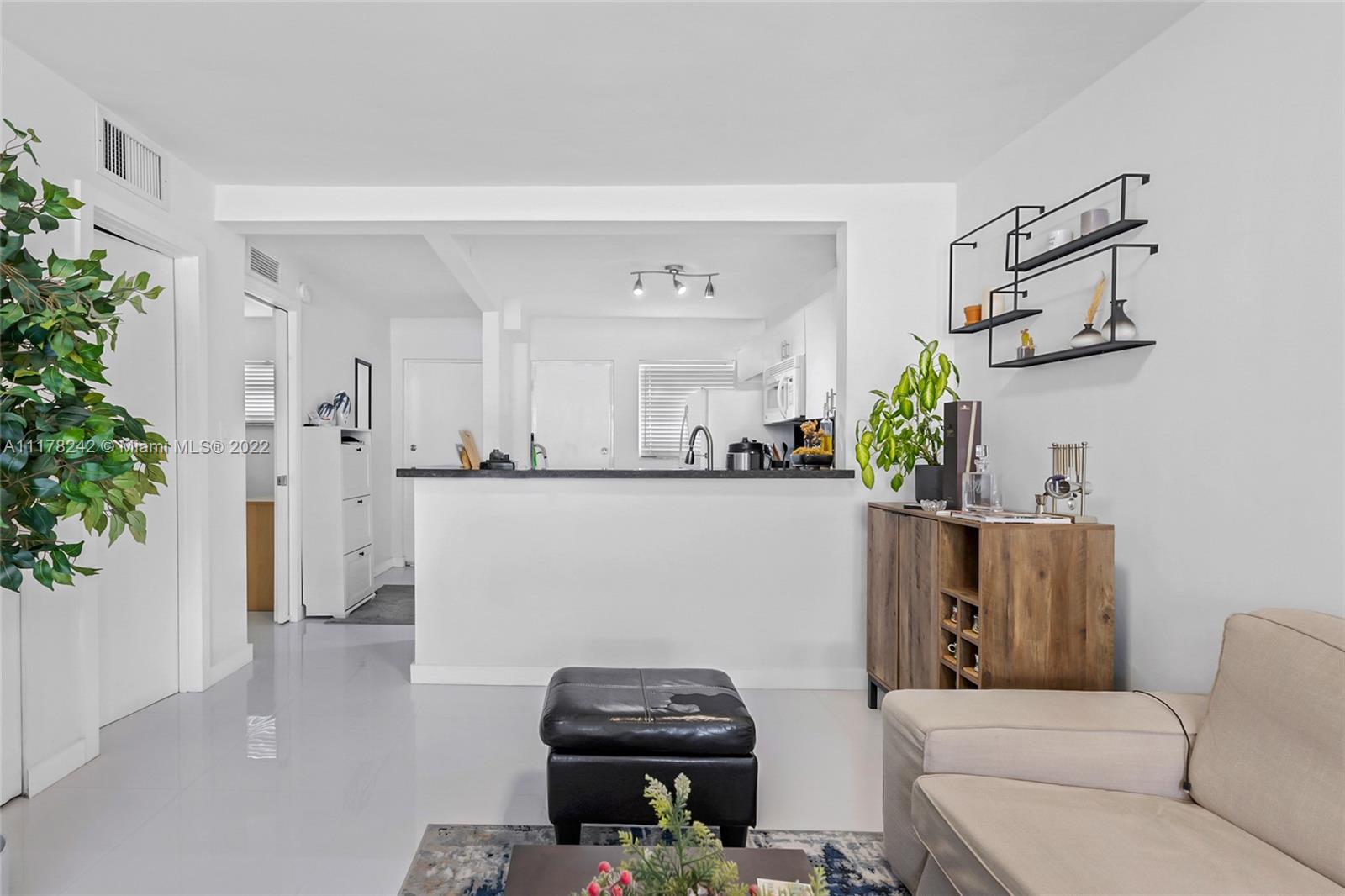 1331 Lincoln Road, Unit 802 Miami Beach, FL 33139 - Photo 9 of 26 Gallery Image 9