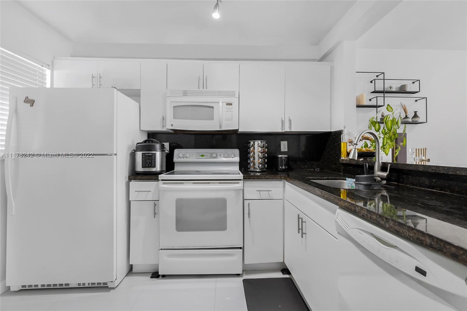 1331 Lincoln Road, Unit 802 Miami Beach, FL 33139 - Photo 10 of 26 Gallery Image 10