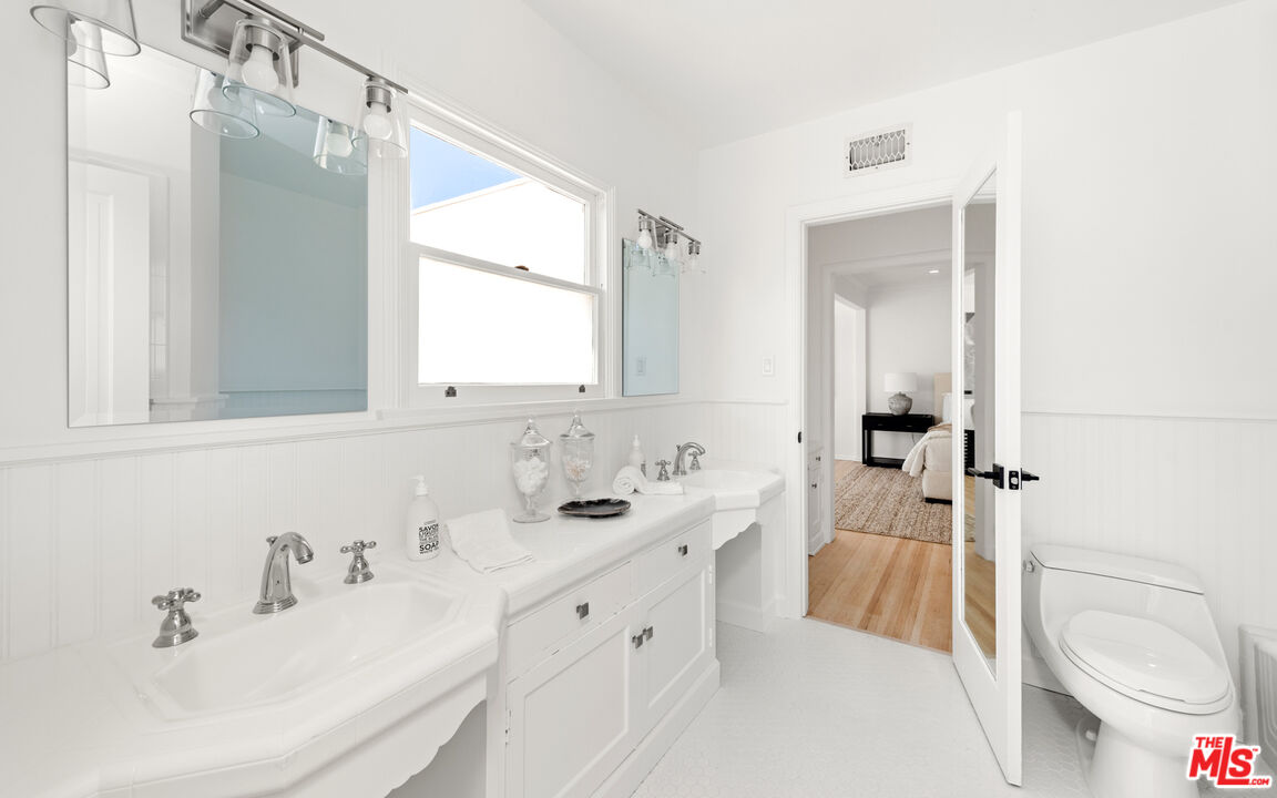 625 Sierra Drive Beverly Hills, CA 90210 - Photo 13 of 25 a bathroom with a tub sink toilet and mirror