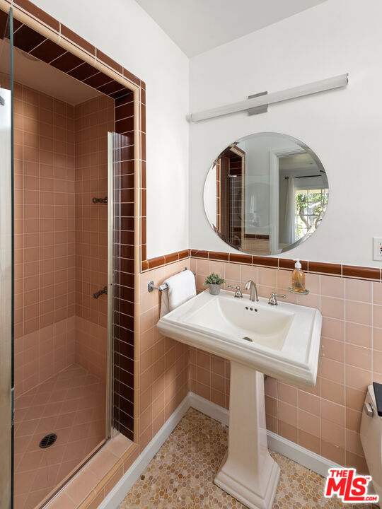 625 Sierra Drive Beverly Hills, CA 90210 - Photo 15 of 25 a bathroom with a sink and a mirror