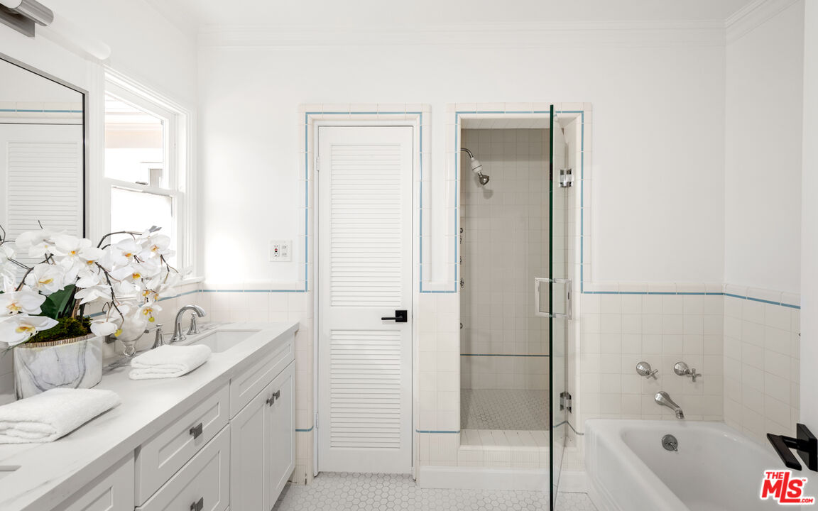 625 Sierra Drive Beverly Hills, CA 90210 - Photo 17 of 25 a bathroom with a tub sink and mirror