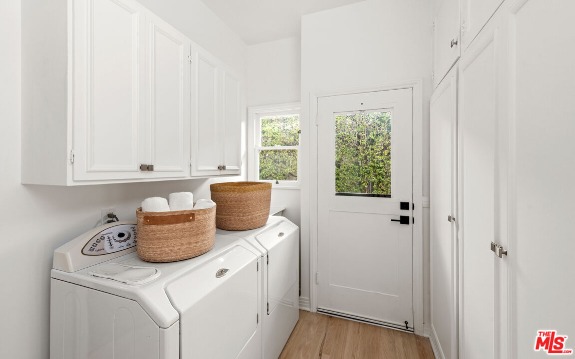 625 Sierra Drive Beverly Hills, CA 90210 - Photo 21 of 25 a kitchen with a sink and a window