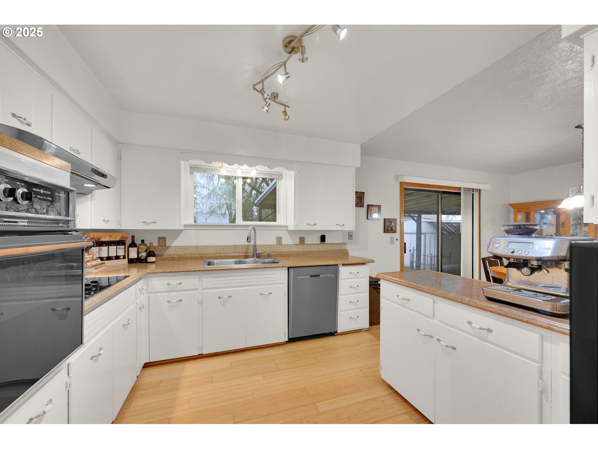 2617 Southeast Fulton Street Albany, OR 97322 - Photo 10 of 35 a kitchen with a sink and cabinets