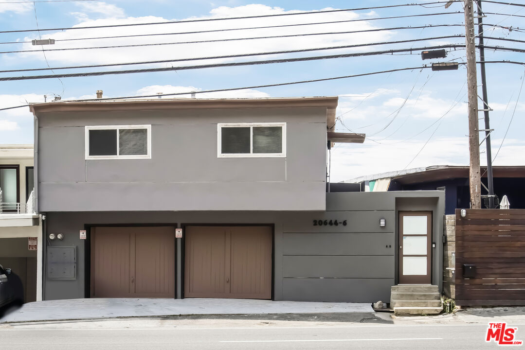20644 Pacific Coast Highway Malibu, CA 90265 - Photo 5 of 32 a view of a house entryway
