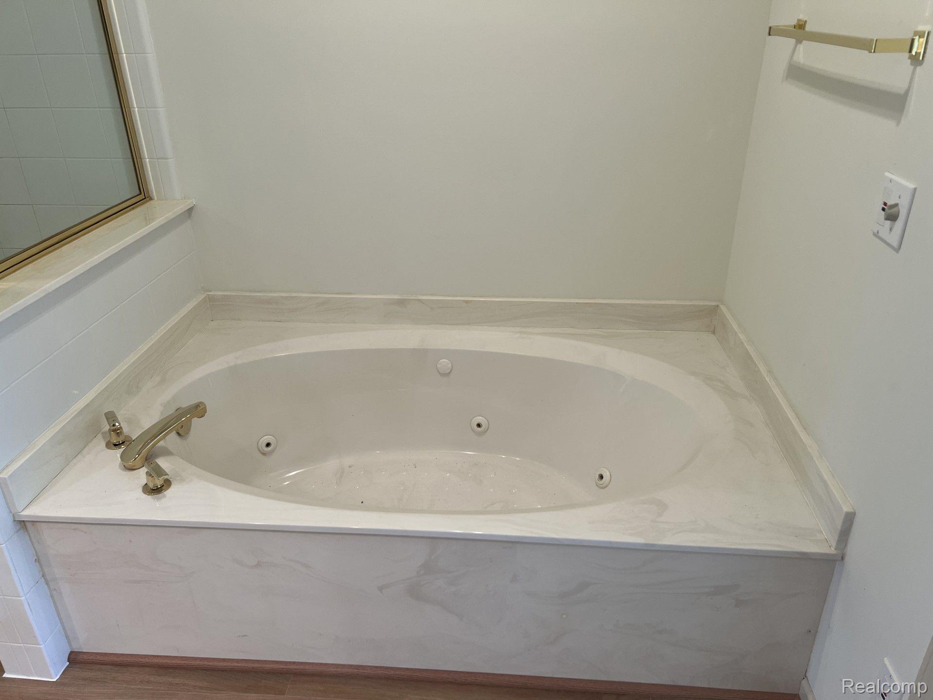 1643 Boulder Court Rochester, MI 48306 - Photo 27 of 52 Jetted tub