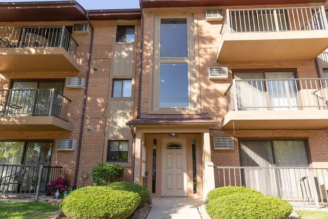 $154,900 | 10940 South Worth Avenue, Unit 11, Worth, IL 60482