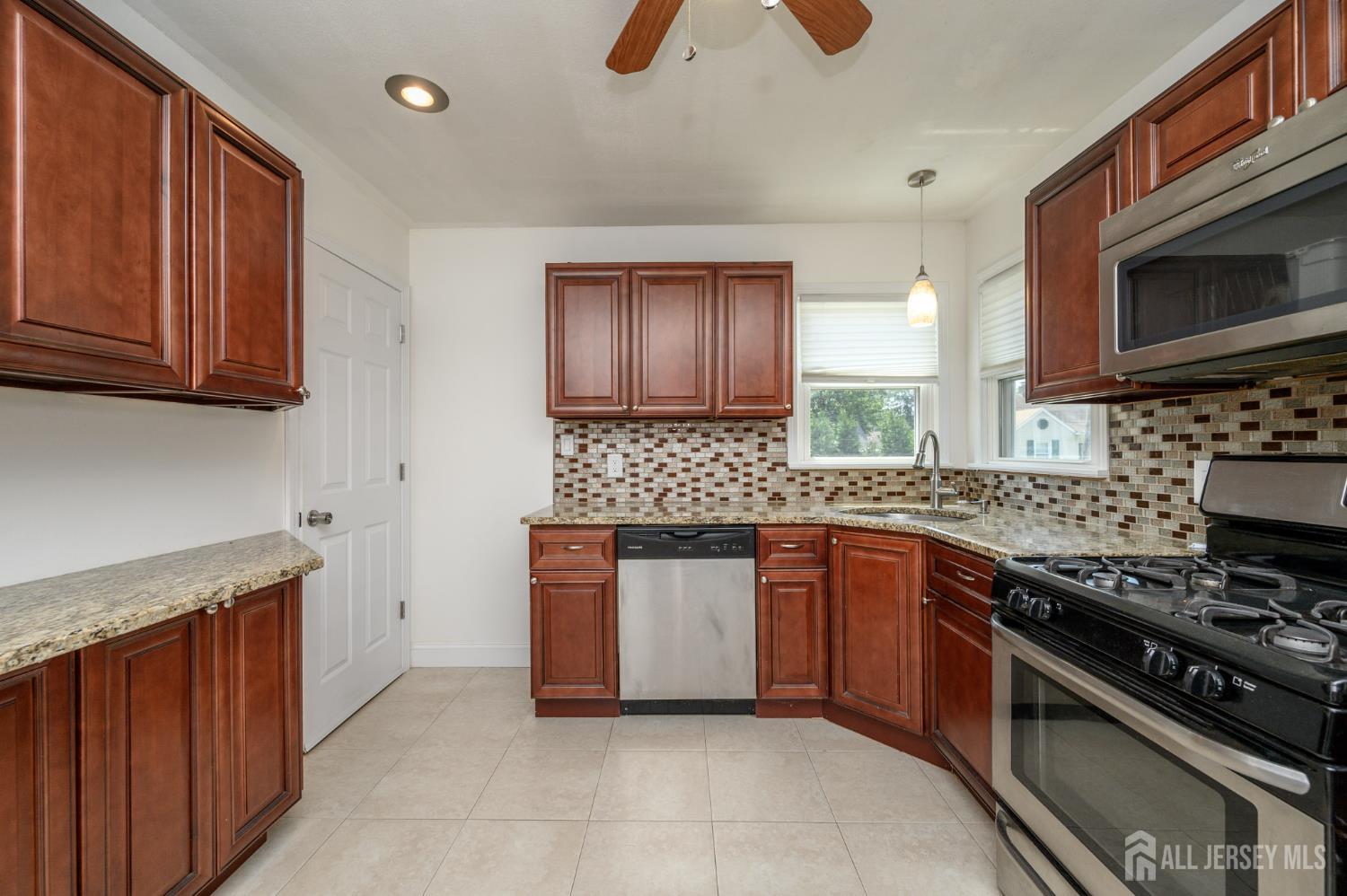 31 Gold Street Edison, NJ 08837 - Photo 12 of 35