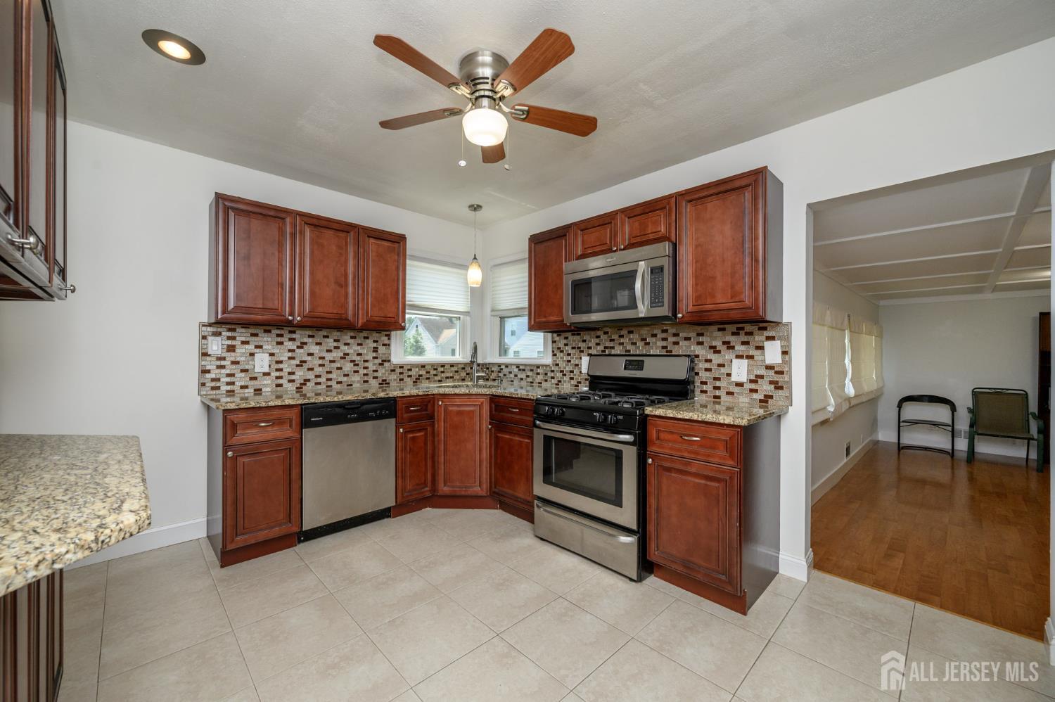 31 Gold Street Edison, NJ 08837 - Photo 9 of 35