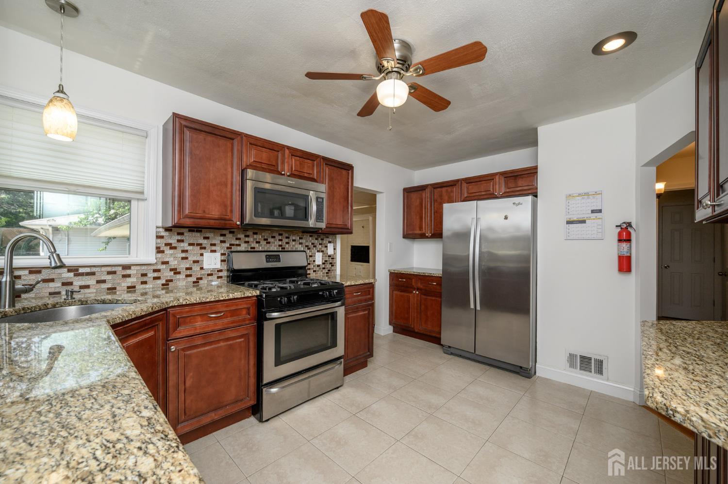 31 Gold Street Edison, NJ 08837 - Photo 10 of 35