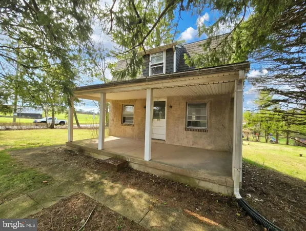 a view of a house with backyard and trees