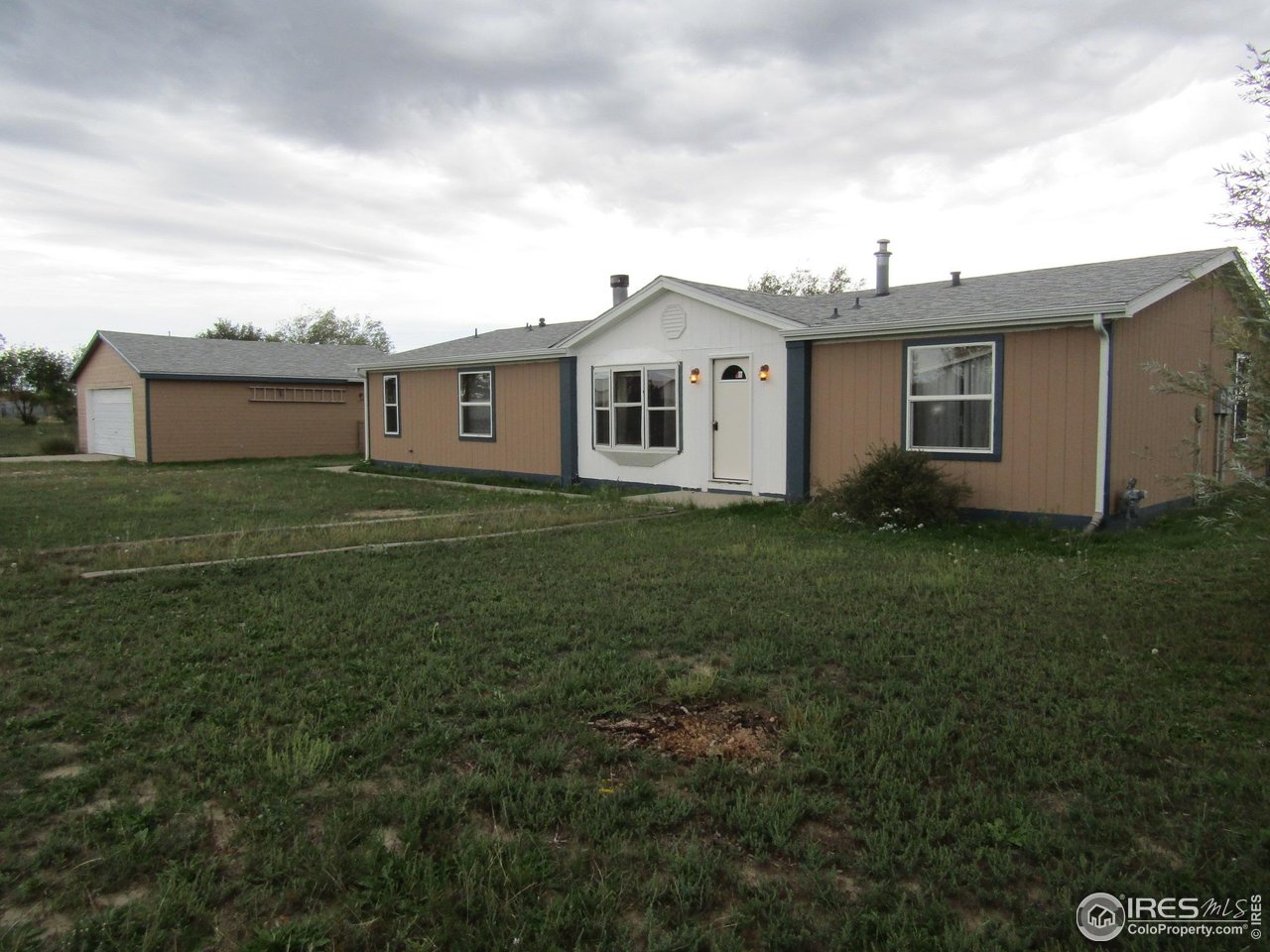 18500 Centennial Road Fort Morgan, CO 80701 - Photo 3 of 37 front view of home and garage