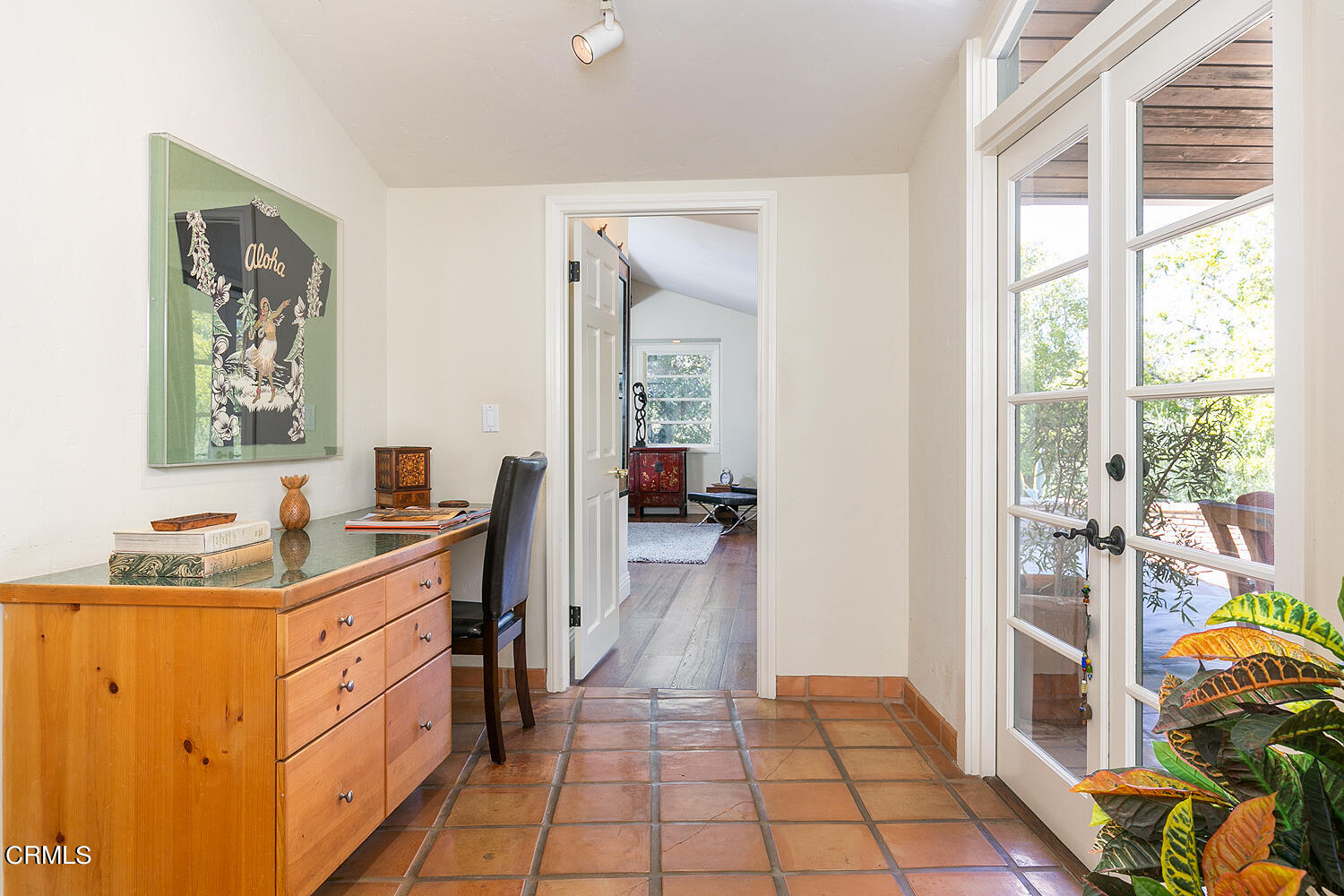 625 Burleigh Drive Pasadena, CA 91105 - Photo 27 of 43 a room with a bed and a window