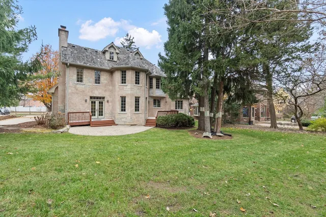 a view of a house with backyard and a tree