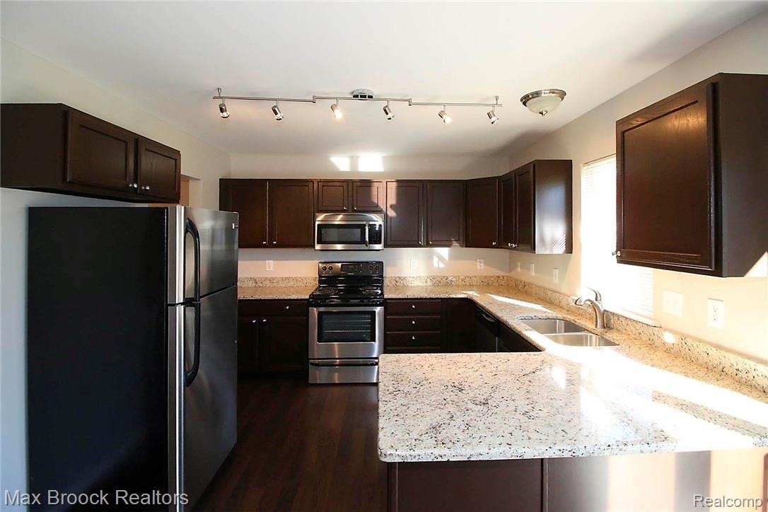 3273 Bathurst Avenue Rochester, MI 48309 - Photo 9 of 32 3272 Bathurst 112015-0229.jpg