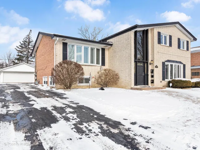 $749,900 | 16-w680 57th Street, Clarendon Hills, IL 60514