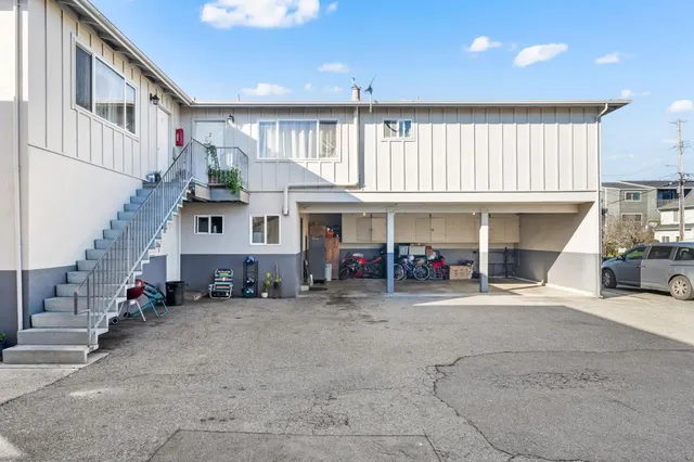 a view of a house with sitting area and entryway