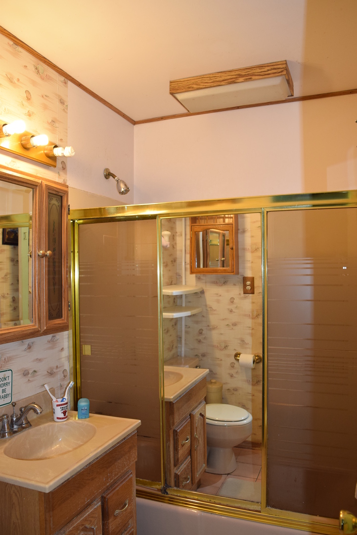 2112 Hawthorne Road Homewood, IL 60430 - Photo 7 of 13 a bathroom with a sink a toilet and shower