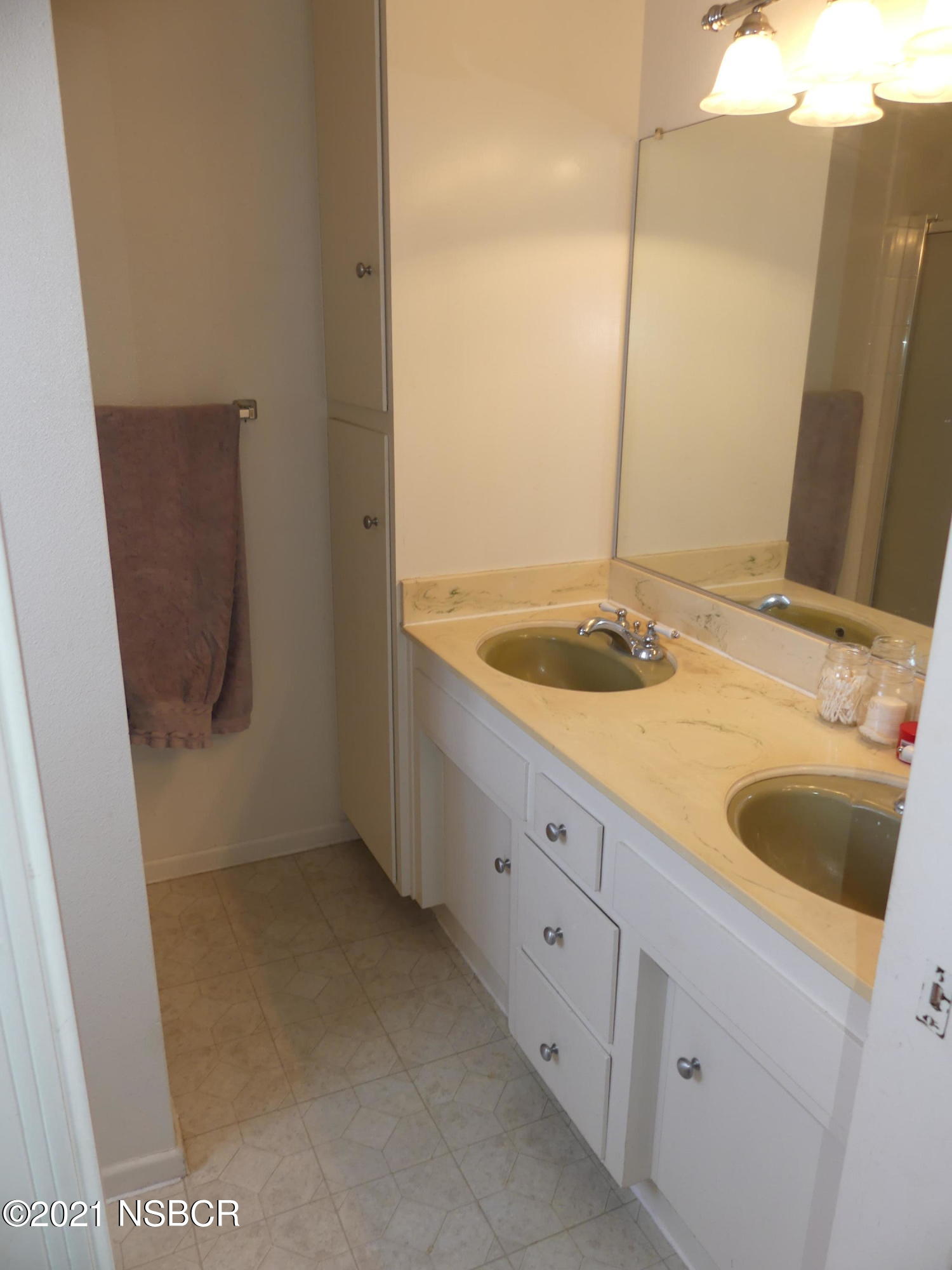 131 Gemini Street Lompoc, CA 93436 - Photo 16 of 19 Master room with 2 sinksbath